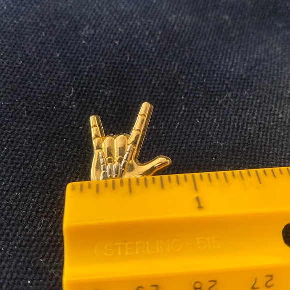 “I love you” in sign language Silver-toned Hand inside a gold-toned hand pin - Picture 6 of 6